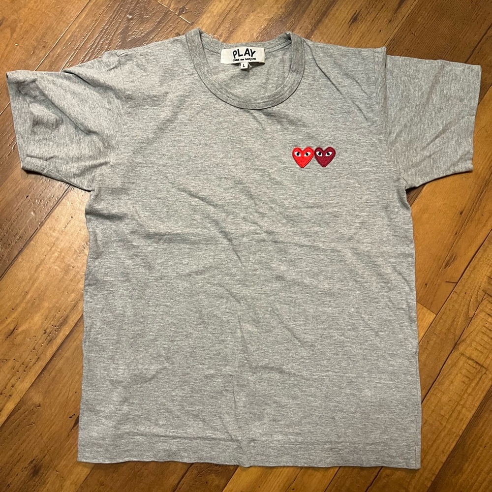 Come de garçons T-shirt color gray women size large fits
More like a small